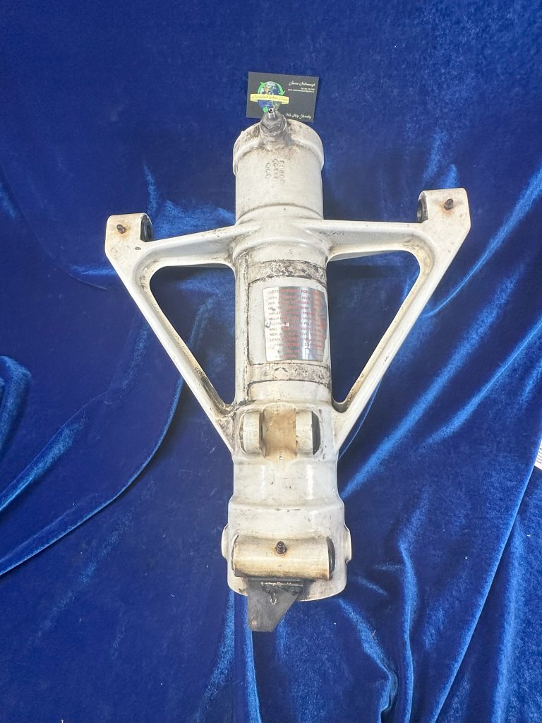 HOUSING - MAIN GEAR LH TRUNION