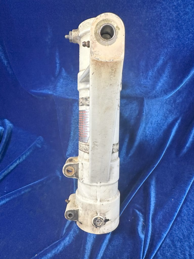 HOUSING - MAIN GEAR LH TRUNION