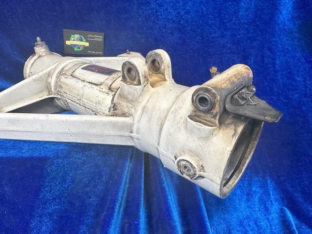 HOUSING - MAIN GEAR LH TRUNION