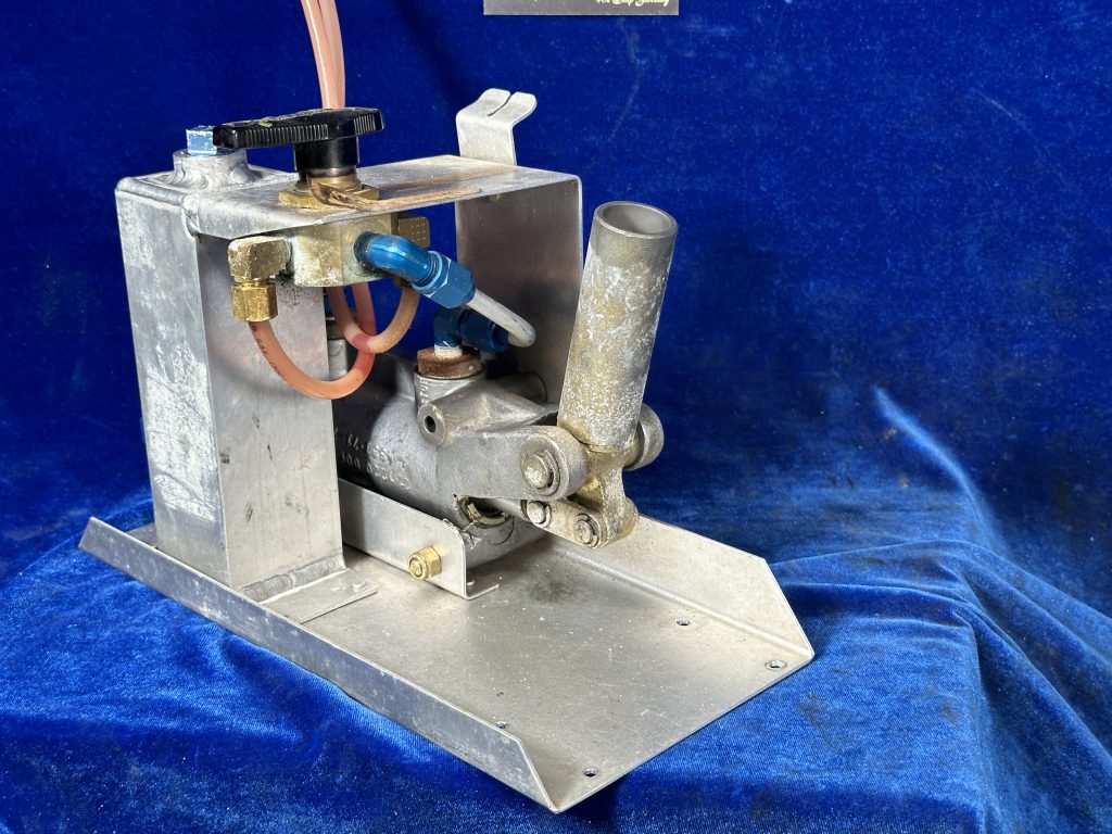 HYDRAULIC HAND PUMP RESERVOIR - ZENAIR AMPH FLOATS
