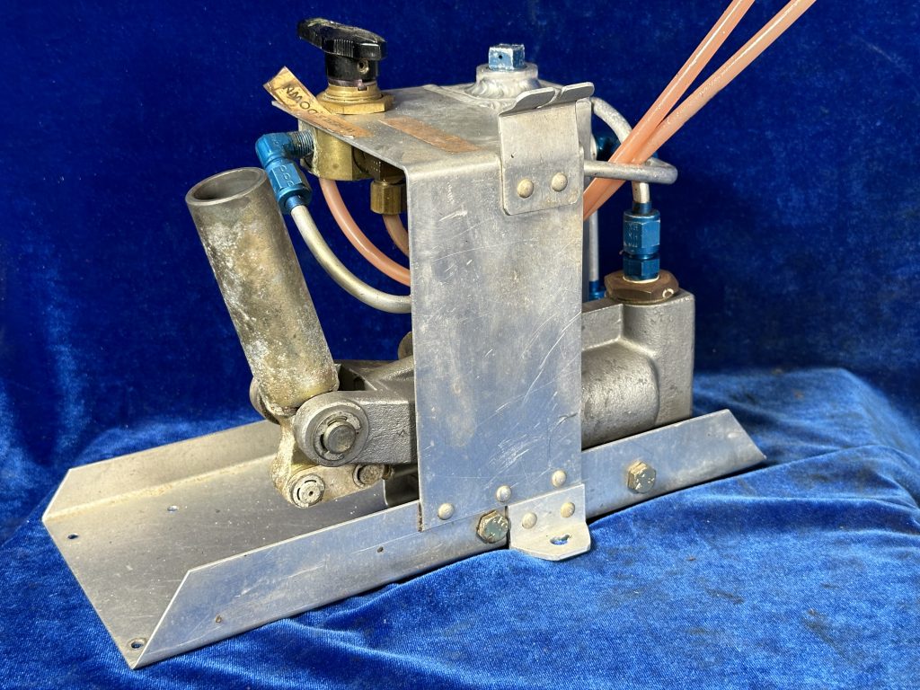 HYDRAULIC HAND PUMP RESERVOIR - ZENAIR AMPH FLOATS