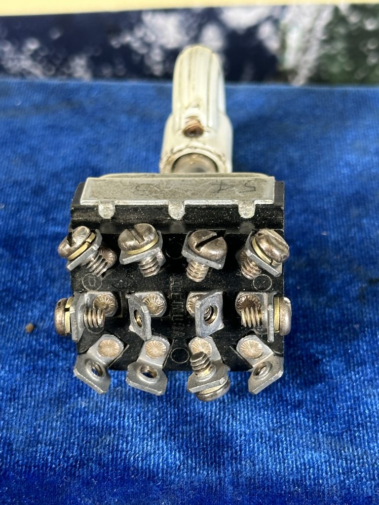 GEAR SWITCH WITH KNOB
