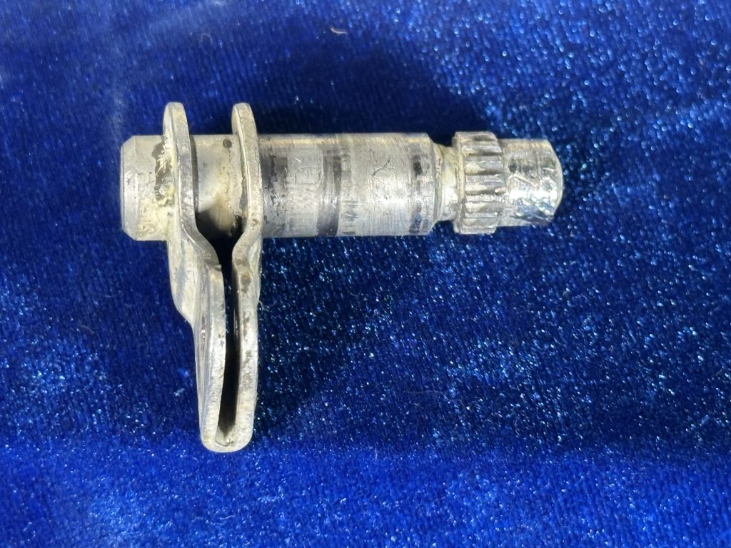 SHAFT - DOOR HANDLE LH