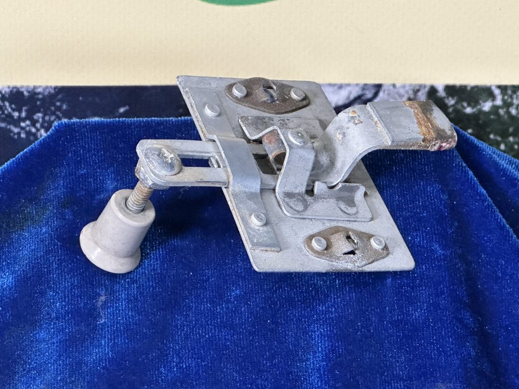 LATCH ASSY - THUMB DOOR LOCK - RH DOOR