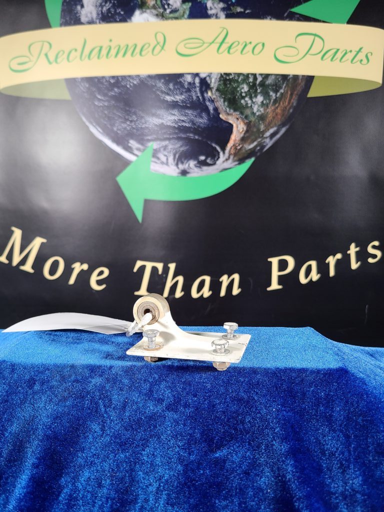 AILERON HINGE ASSY R/H CENTRE