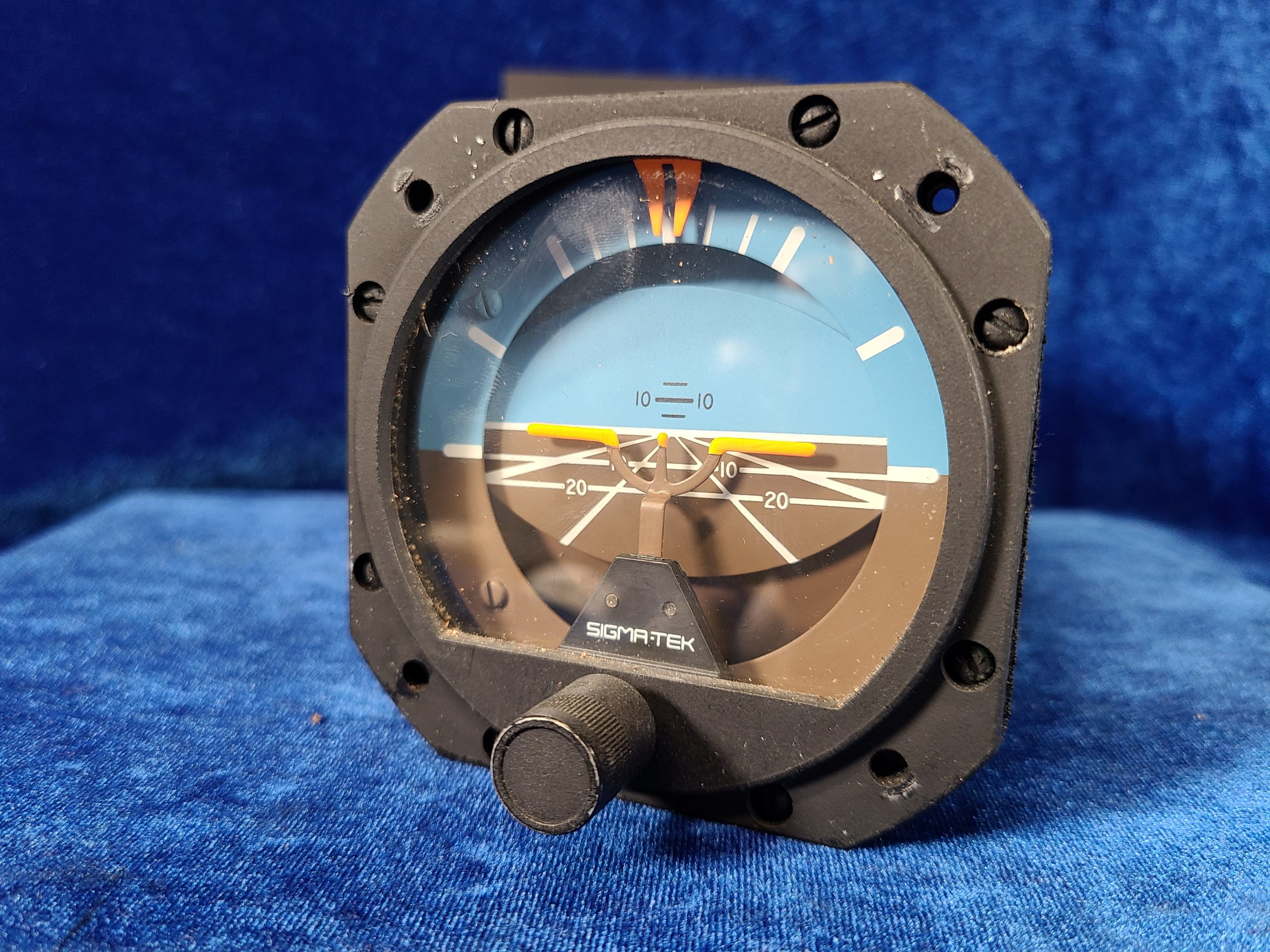 ATTITUDE INDICATOR - SIGMA TEK