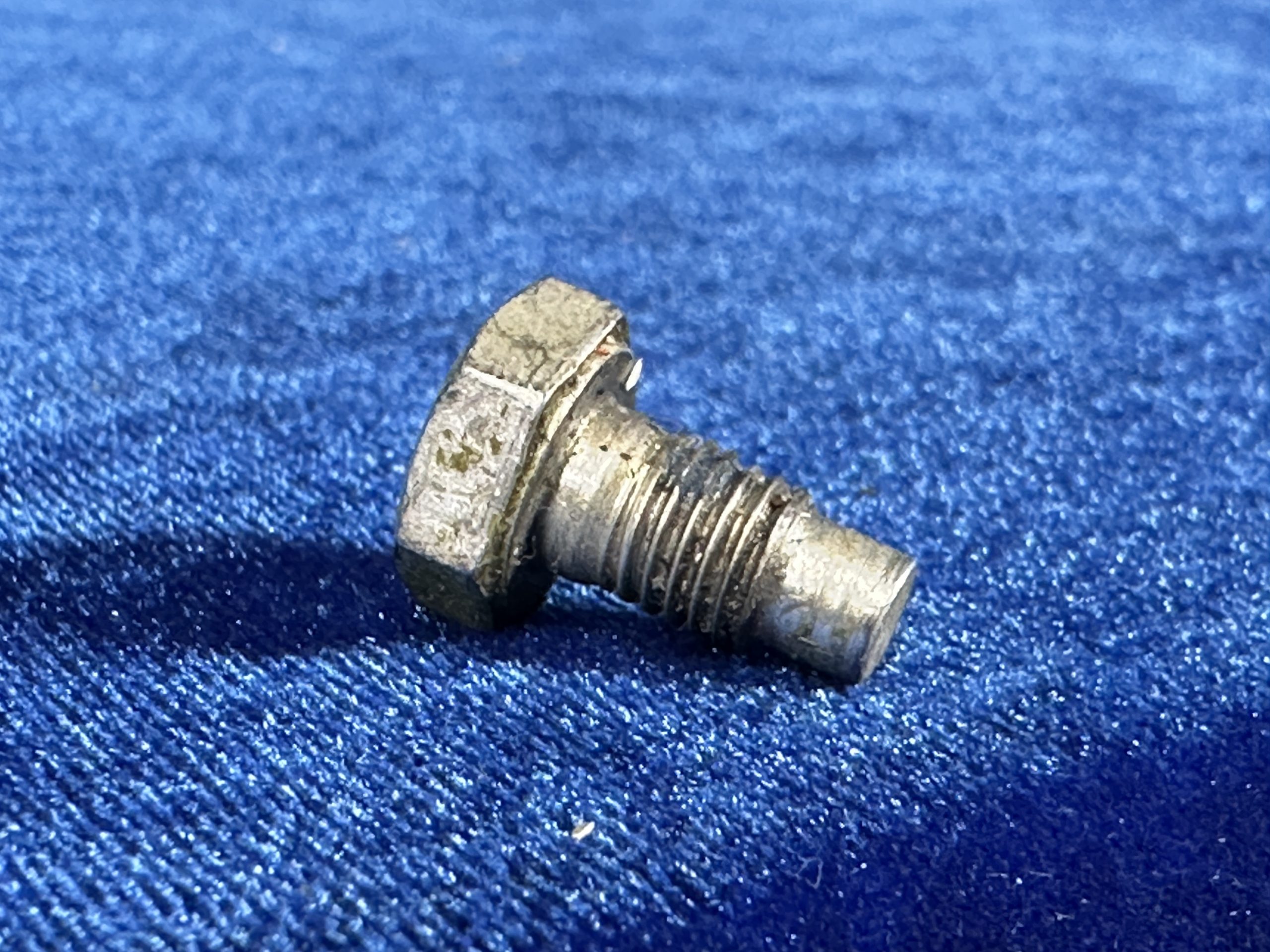 DRIVE BOLT - SELF LOCKING (FLAPS)