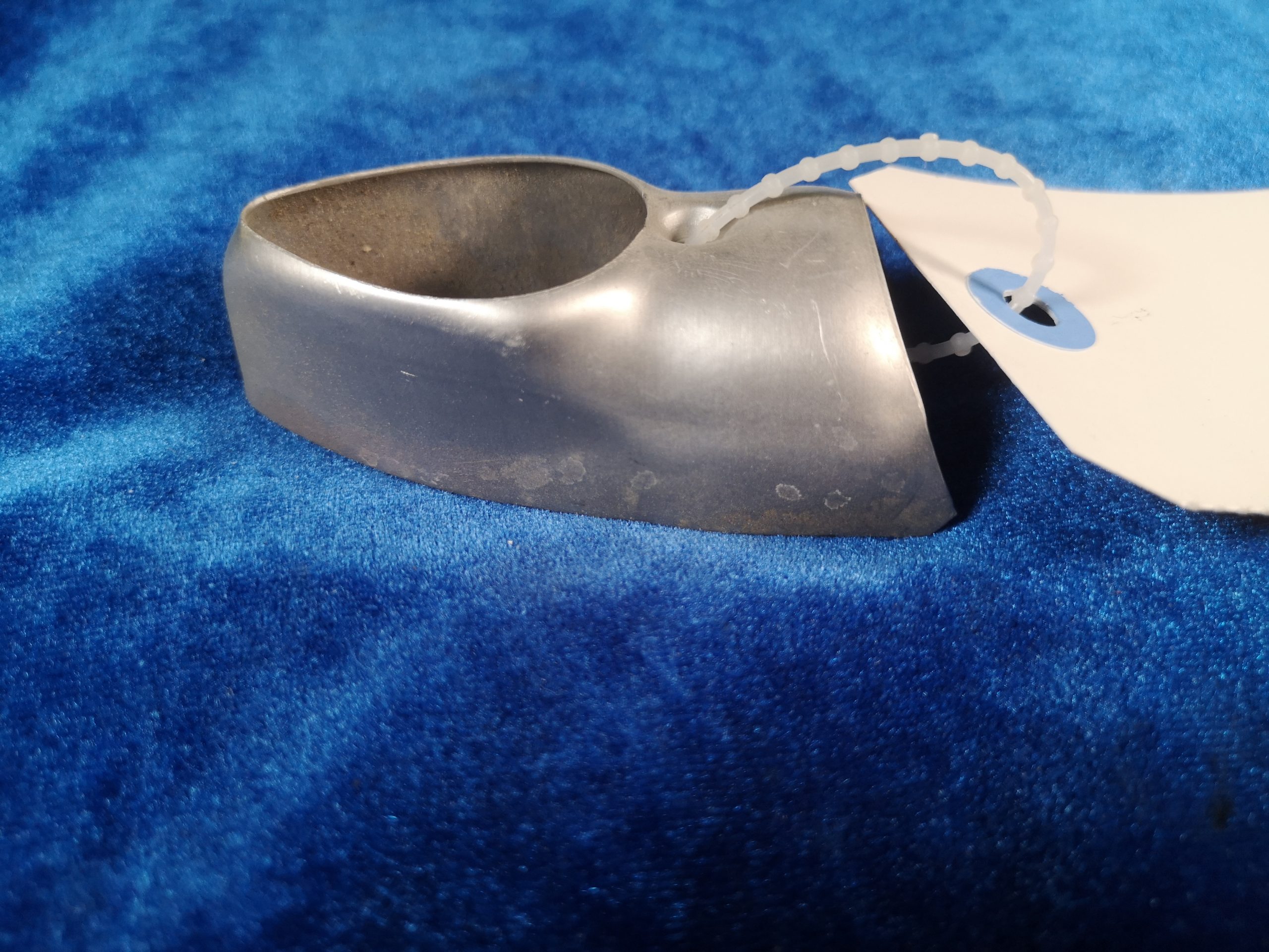 WING TIP, STROBE LENS RETAINER (2)