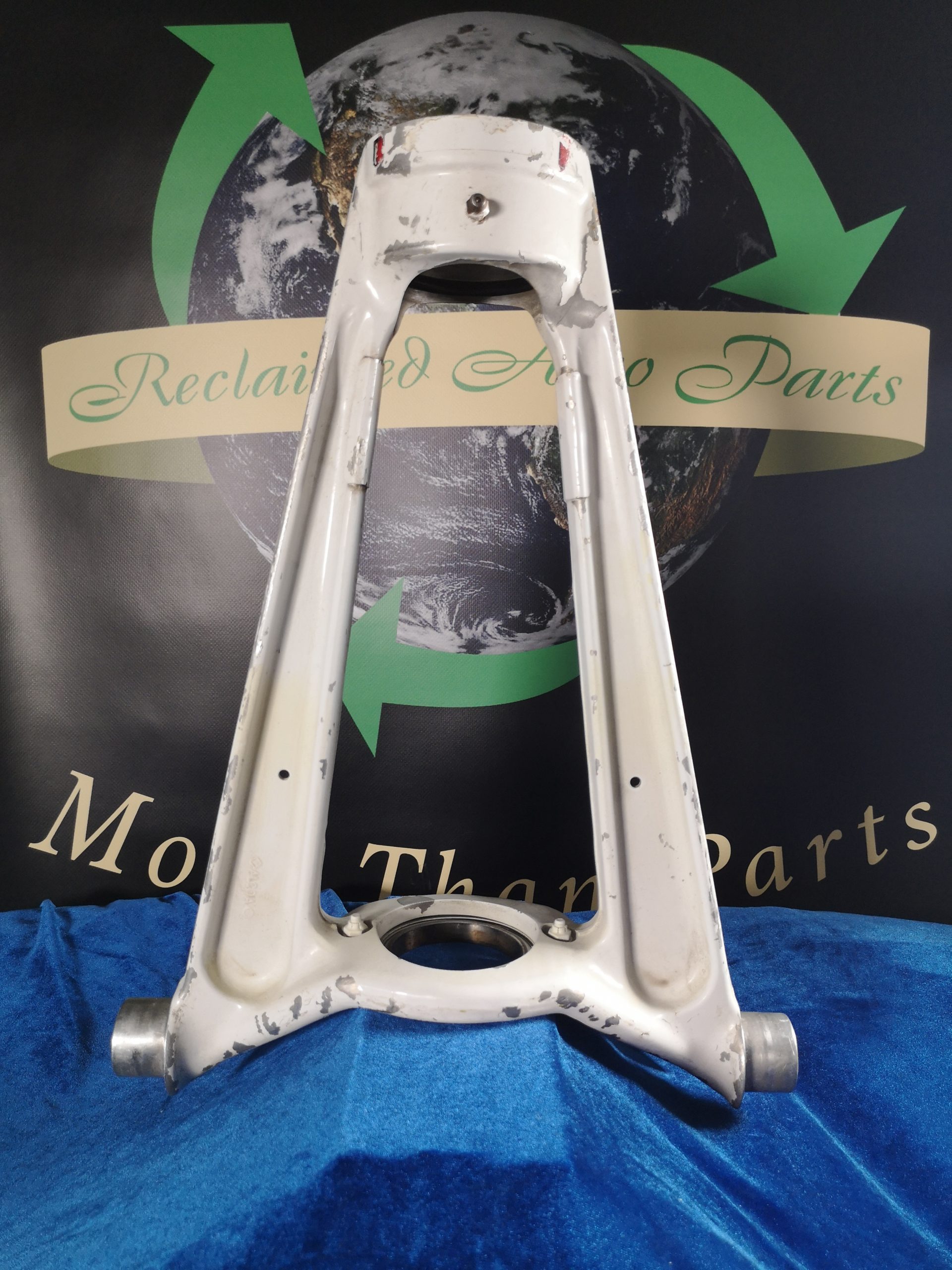 TRUNION ASSY (NOSE GEAR)  EQUIPED WITH LARGE LUG 1.31" DIAMETER, CASTING 2014