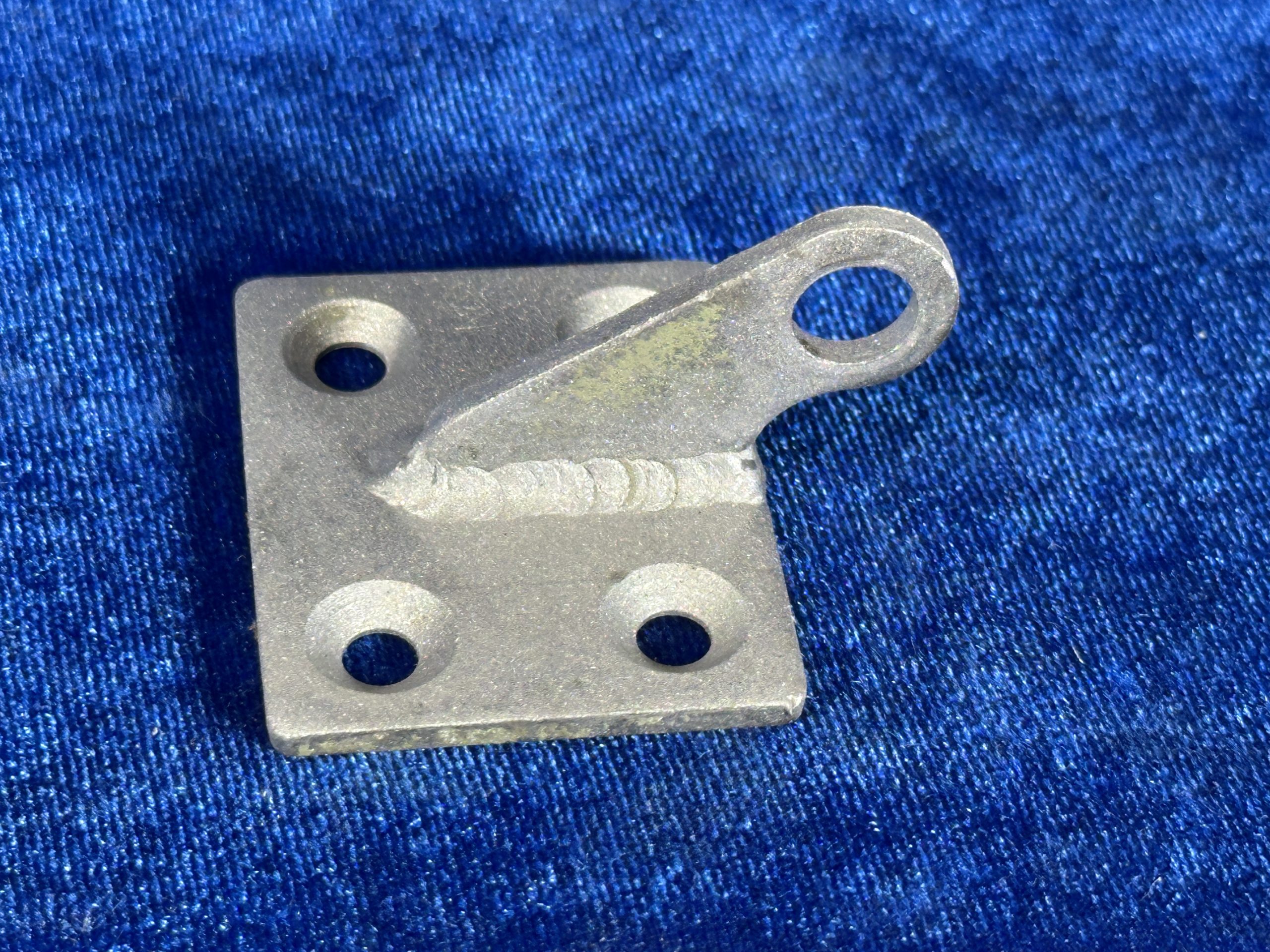 BRACKET ASSY RH FWD DOORPOST (DOOR STOP)