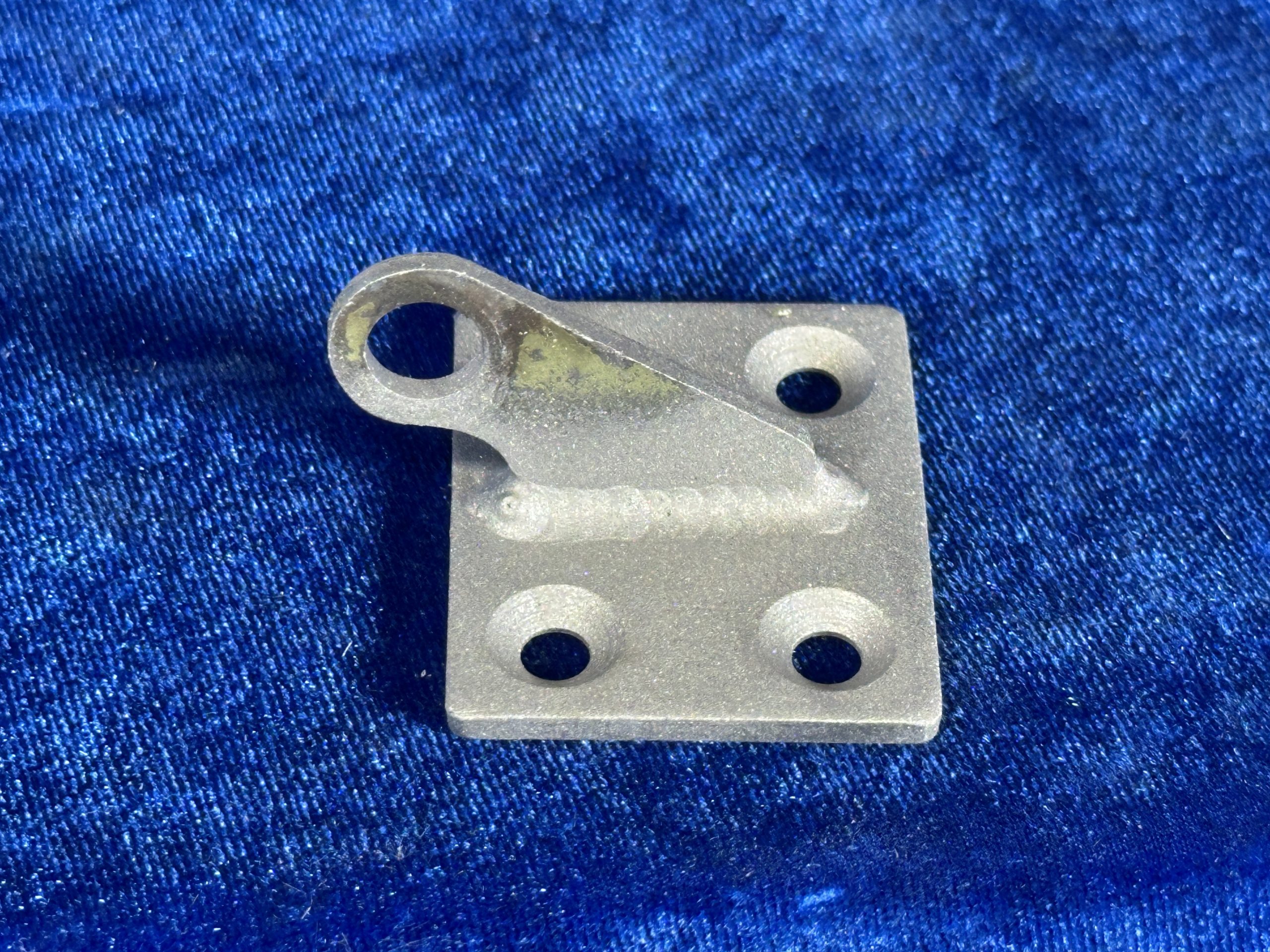 BRACKET ASSY LH FWD DOORPOST (DOOR STOP)