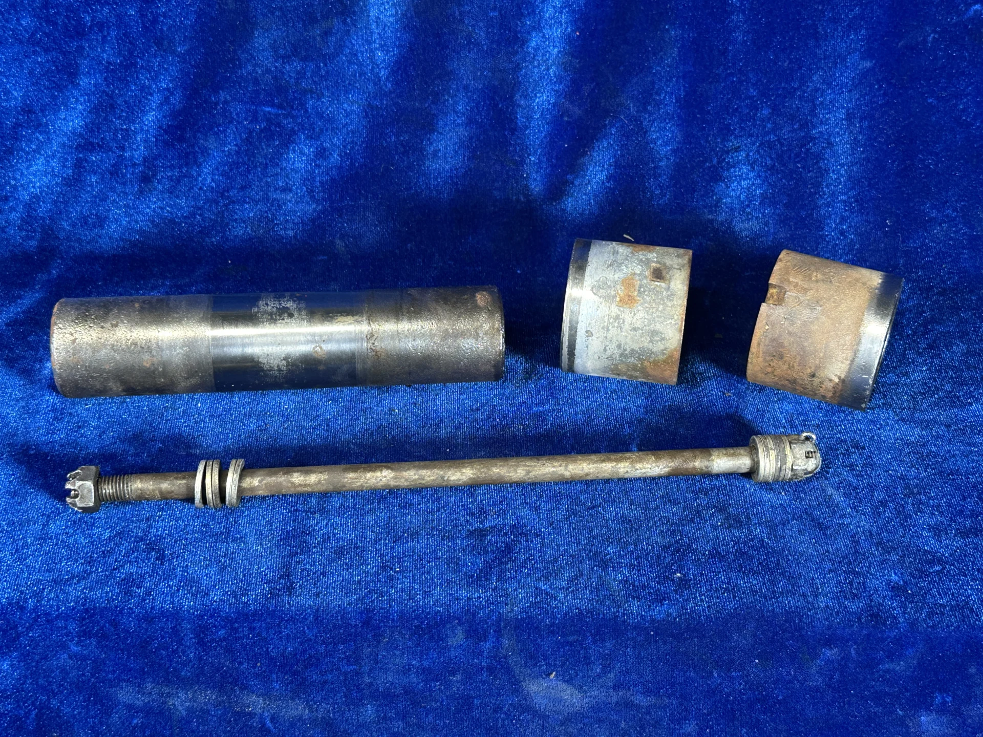 AXLE ASSY + FERRULES & BOLT