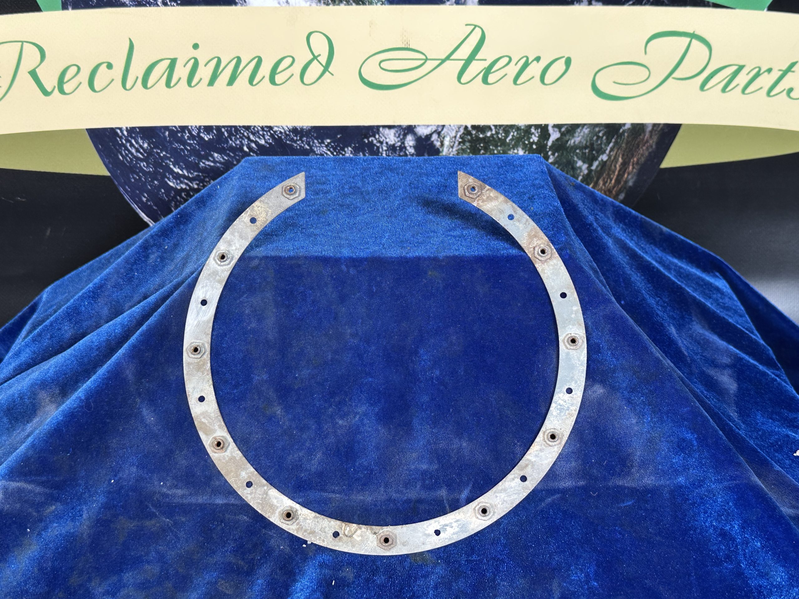 BAND - LIGHT RETAINER (TIP LANDING LIGHT)