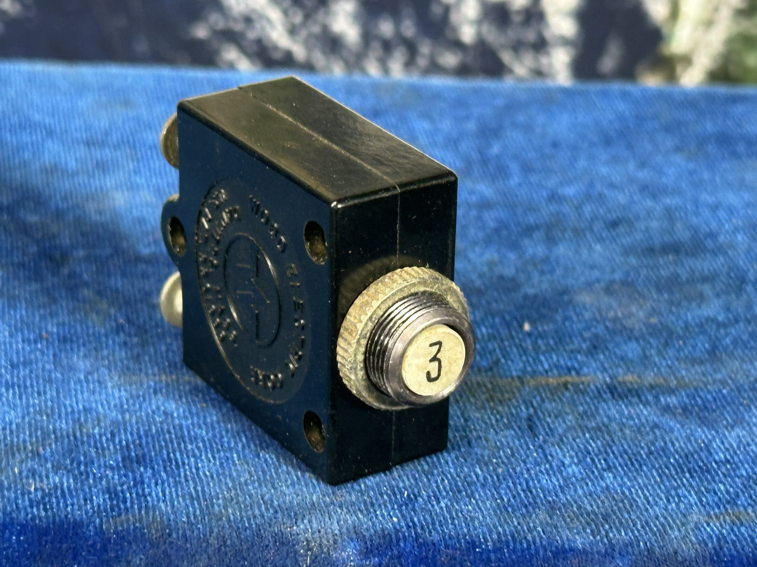 CIRCUIT BREAKER 3amp